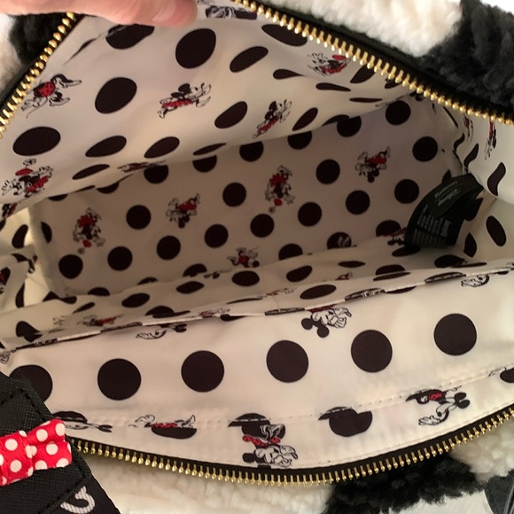 Loungefly x Disney Minnie Rocks the Dots Sherpa Bag - Picture 13 of 16
